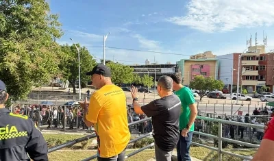 Autoridades en visita de inspección al estadio Romelio Martínez, en donde será la Lectura del Bando. 