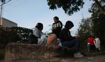 Familiares de presos políticos en la cárcel El Rodeo I este lunes, en Caracas (Venezuela).