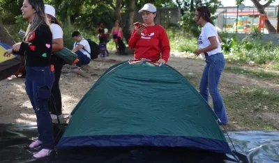Personas esperan cerca a la cárcel El Rodeo I.