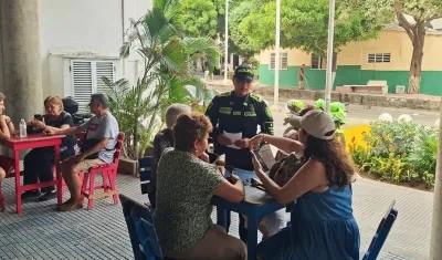 Uniformados de la Policía con visitantes en el Museo del Carnaval. 