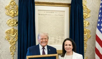 María Corina Machado entregándole el Nobel a Trump.