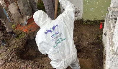 Funcionarios de la Unidad de Búsqueda de Personas Dadas por Desaparecidas en un cementerio de Barranquilla. 