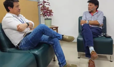 José Humberto Torres (derecha), director territorial de la URT para Magdalena y Atlántico. 