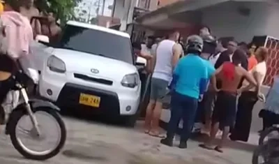 La víctima conducía este vehículo blanco cuando fue baleada. 