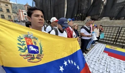 El grupo de venezolanos en la Plaza de Bolívar.
