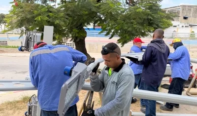 Instalación de luminaria en el Malecón de Rebolo. 