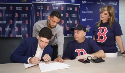 Harry José Canedo Name firmando con Boston Red Sox. 