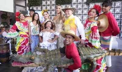 Sahara Ledesma y María Sofía Infante, reinas del Festival; María Fernández, gestora social; el alcalde Luis Fernández Quinto, y la Reina del Carnaval de la 44, Sharon Hurtado.