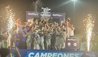 El festejo de los peloteros de Caimanes tras conquistar su decimoquinto título en el béisbol profesional colombiano.