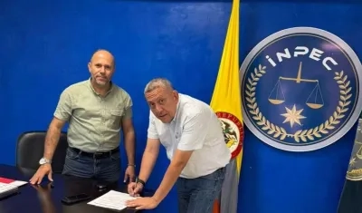 Edgar Rodríguez (blanco), director de la cárcel de Neiva, y el subdirector Renato Solano (verde).