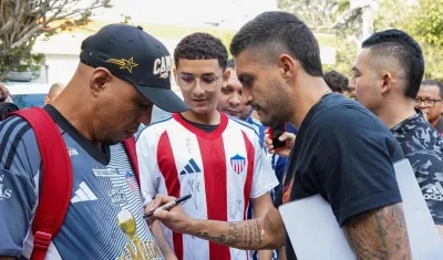 Guillermo Celis compartió con los hinchas en el inicio de trabajos del Junior.