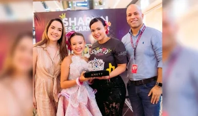 La reina infantil Sharon Acosta recibe su corona 'Latido del Son Caribe'.
