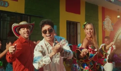 Mike Rodríguez junto a los Reyes del Carnaval de la 44.