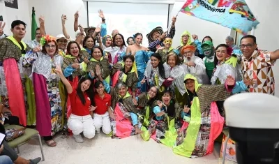 Integrantes de la Chiva Periodística junto a Reyes del Carnaval, Michelle Char y Adolfo Maury. 