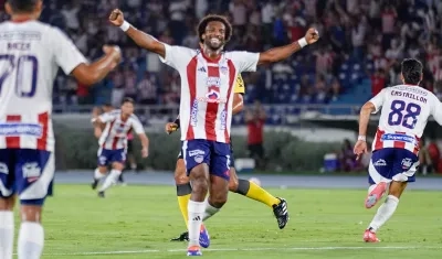 Didier Moreno celebran un gol con Junior. 