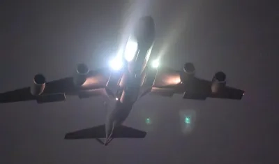 Avión cisterna KC-135 Stratotanker despegando para brindar apoyo a la Operación Ataque Ojo de Halcón.