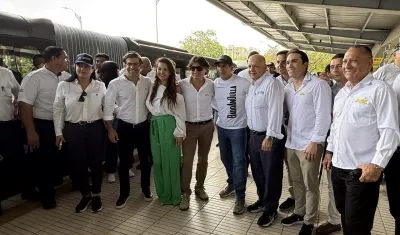 Alcalde Char junto a las directivas de Gases del Caribe y Transmetro.