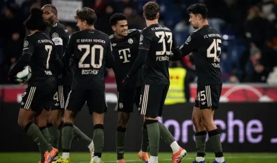 Luis Díaz festeja uno de los goles con sus compañeros. 