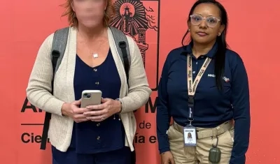 Mujer estadounidense inadmitida en Colombia. 