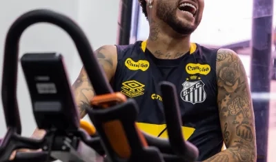 Neymar renovó contrato hasta diciembre de este año con el Santos.