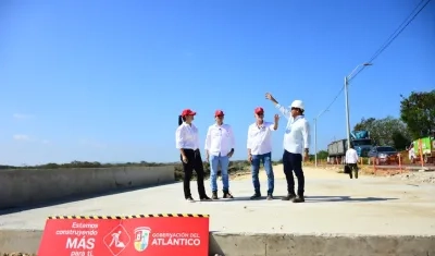 Gobernador Verano durante la inspección de obras en Juan Mina.