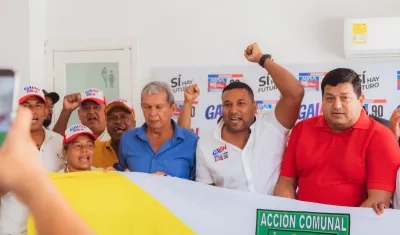 Óscar David Galán junto al movimiento comunal.