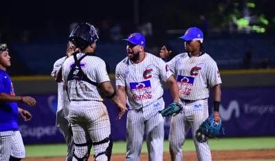 Pedro García, pitcher cerrador de Caimanes, celebra la victoria de su equipo. 