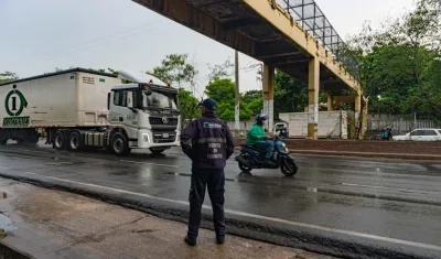 Puente peatonal en la calle 30, en Soledad.