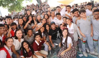 Alcalde Char con los estudiantes en su regreso a clases. 