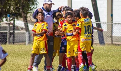 Jugadores de la Escuela Ringo Amaya celebran su paso a las semifinales en la categoría 2016.