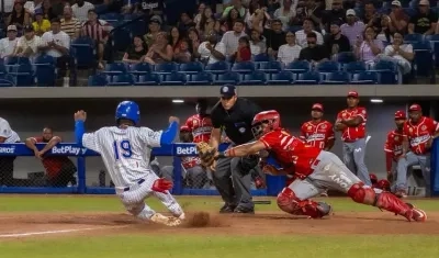 El dominicano Magneuris Sierra anota una carrera para Caimanes, en el sexto inning.