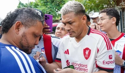 Teo firmó autógrafos y se tomó fotos con los hinchas. 