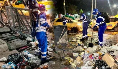 Operarios de Triple A durante operación de limpieza en la ciudad. 
