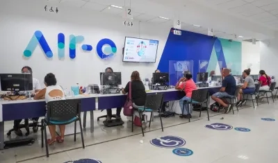 Usuarios en las oficinas de Air-e. 