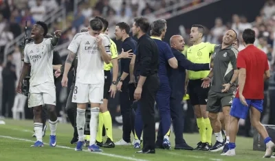 Momento del cruce entre Vinicius y Diego Simeone, técnico del Real Madrid. 