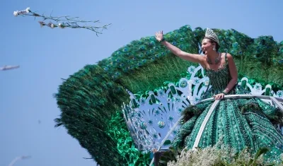 La Reina del Carnaval Michelle Char, a bordo de su carroza durante la Batalla de Flores.
