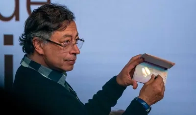El Presidente Petro con el nuevo pasaporte.