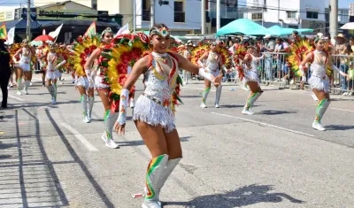 Grupos folclóricos que hacen parte del desfile. 