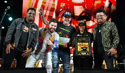 Anamilé Madera, hija de Edwin Madera, recibiendo el reconocimiento.