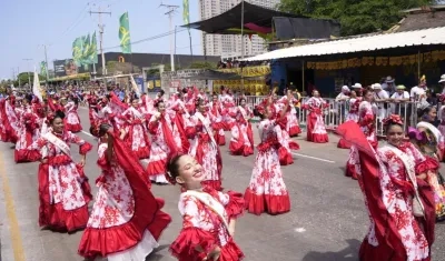 Aspirantes al Reinado Popular desfilaron en la Gran Parada de Tradición.