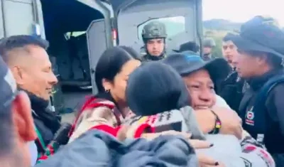 Aída Quilcué abranzándose con sus seres queridos.