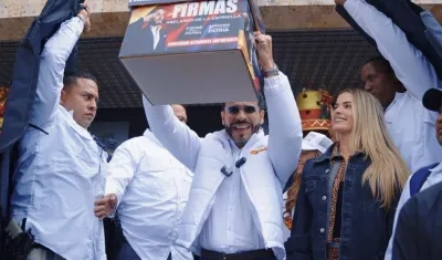 Abelardo De La Espriella en la entrega de firmas.