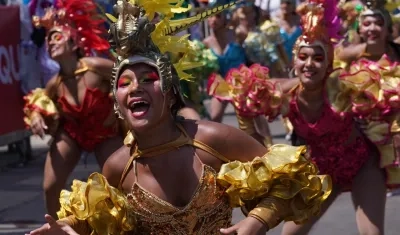 ‘Afrocaribe’ destacó por sus coloridos trajes.