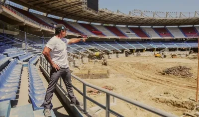 El alcalde Alejandro Char inspeccionando las obras en el Metropolitano. 