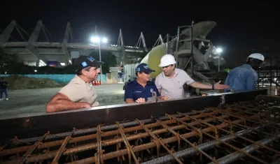 Alcalde Alejandro Char inspeccionando los trabajos en el Metropolitano.