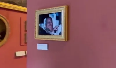La foto del expríncipe Andrés en el Louvre.