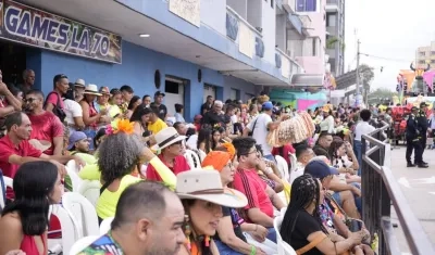 Asistentes para observa La Guachera, en la carrera 44. 