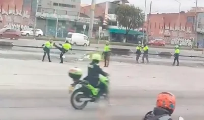 Momento en que uno de los policías era golpeado por su compañero. 