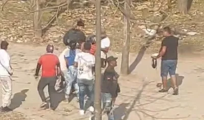 Momento en que la víctima es auxiliada para ser trasladada a un centro asistencial. 