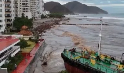 Buque a pocos metros de una casa.